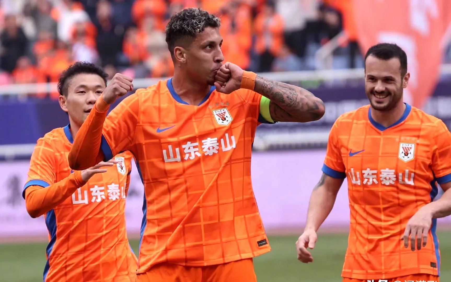 三亿体育 -北京国安训练开放日，今夜手感冰凉引欢呼，意大利杯在即，训练强度明显提升 