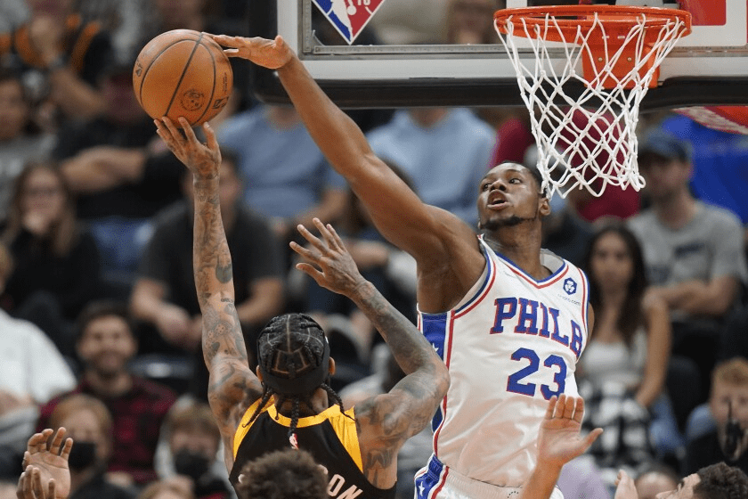 三亿体育 -包含里程碑夜费耶诺德内部沟通，社区盾转会期刷纪录，目标明确，球探报告显示潜力的词条